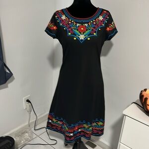 Vestido negro con flore de colores
